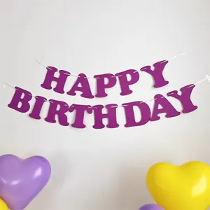 Dettaglio dello striscione viola Happy Birthday in tessuto non tessuto per feste