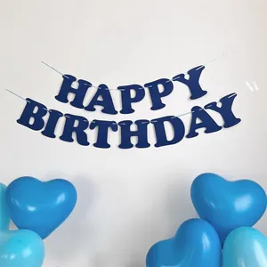 Dettaglio dello striscione Happy Birthday blu con palloncini a cuore per compleanno