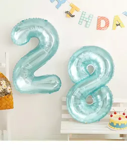 Blauwe cijferballonnen 2 en 8 voor achtergronddecoratie voor 28e verjaardag