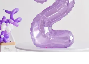 Primer plano del globo de helio número 2 morado lavanda cristal para decoraciones