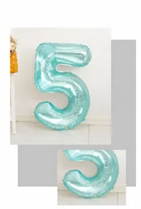 Detail eines blauen Kristall-Gelee-Zahlenballons 5 mit Metallic-Finish für Geburtstage
