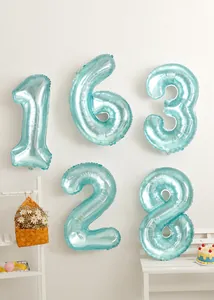 Nahaufnahme von blauen 32-Zoll Zahlenballons für die Geburtstagsfeier Dekoration