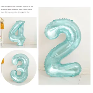 Detailweergave van lichtblauwe cijferballonnen van folie voor verjaardagsfeestjes