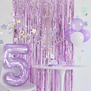 Globo morado número 5 con pancarta de Happy Birthday y cortina para el 5º cumpleaños