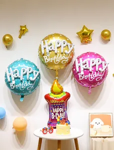 Détail du ballon en forme de bougie et ballons ronds Happy Birthday en aluminium