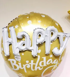 Détail d'un ballon d'anniversaire doré avec lettres 3D Happy Birthday et motifs étoiles