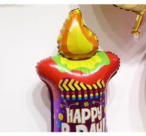 Détail d'un ballon d'anniversaire en forme de bougie avec inscription Happy Birthday