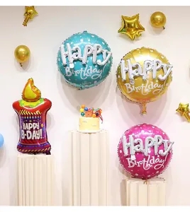 Détail de ballons d'anniversaire colorés et ballon en forme de bougie pour décoration