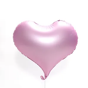 Dettaglio di un palloncino in alluminio a cuore rosa opaco da 22 pollici con cordino bianco