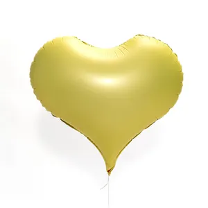 Dettaglio di un palloncino a cuore in lamina d'oro opaco da 22 pollici con nastro bianco