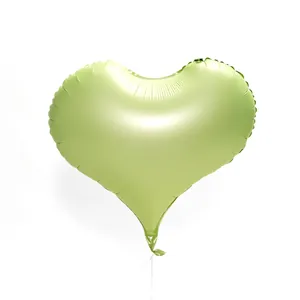 Dettaglio palloncino a cuore verde salvia opaco con nastro bianco per decorazioni
