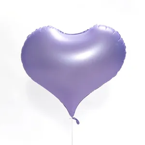 Dettaglio di un palloncino a cuore da 22 pollici in alluminio lavanda opaco con filo