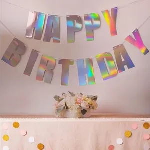 Banderole Happy Birthday holographique avec décorations de fête dans les tons pastel