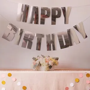 Gros plan sur la bannière de lettres Happy Birthday argentée pour décoration de fête