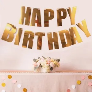 Détail de la bannière Happy Birthday dorée métallique avec effet miroir pour fête