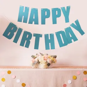 Détail d'une banderole Happy Birthday bleu Tiffany accrochée sur un mur de fête décoré