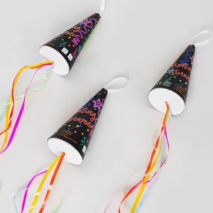 Tre stelle filanti colorate in coni neri per feste di compleanno e matrimoni