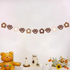 Retro teddybeer feestslinger met bloem- en pootafdrukken in bruine en beige tinten