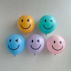 Detail van kleurrijke macaron latex ballonnen met zwarte smiley gezichtjes voor decoratie