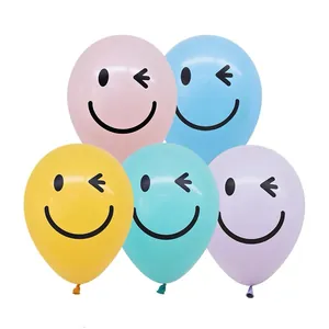 Gekleurde 10-inch latex ballonnen met knipogende smileys voor verjaardagsfeest decoratie