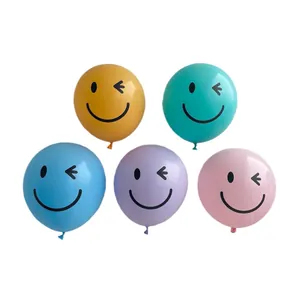 Gekleurde 10-inch latex ballonnen met knipogende smiley voor feestdecoratie