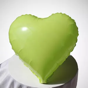 Dettaglio del palloncino in alluminio a cuore verde lime con finitura metallica lucida