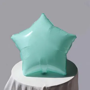 Dettaglio di un palloncino a stella in alluminio verde menta per decori di festa