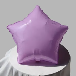 Dettaglio di un palloncino a stella viola in alluminio con lucentezza metallica