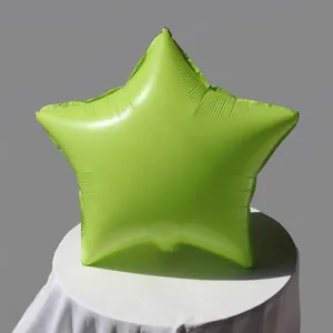 Dettaglio di un palloncino in alluminio verde macaron a stella per decorazioni di festa