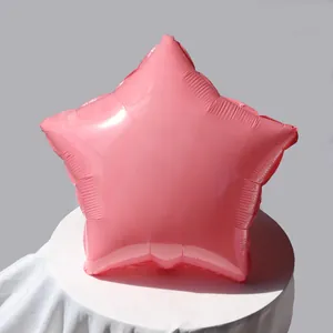 Vista dettagliata di un palloncino a stella in alluminio rosa chiaro con finitura lucida