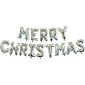 Detail van zilveren MERRY CHRISTMAS folieballonnen met een metallic glanzende finish