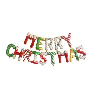 Kleurrijke Merry Christmas folieballonnen set met feestelijke patronen op witte achtergrond