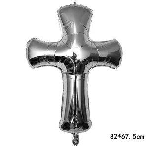 Dettaglio del palloncino a croce in alluminio argento per battesimo misura 82x67,5cm