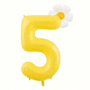 Dettaglio del palloncino giallo numero 5 con piccola margherita per festa di compleanno
