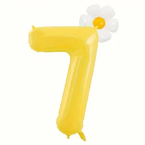 Dettaglio del palloncino numero 7 giallo con un piccolo fiore margherita per feste