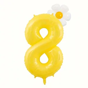 Dettaglio palloncino giallo numero 8 con piccolo fiore margherita per festa compleanno
