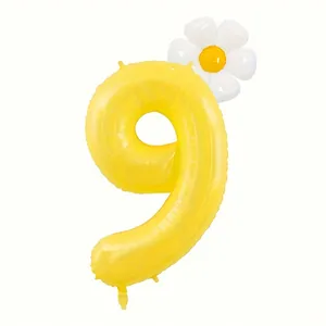 Dettaglio del palloncino giallo numero 9 con margherita per decorazione festa di compleanno
