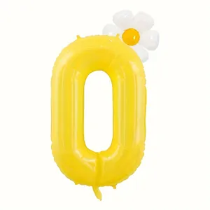 Dettaglio di un palloncino giallo numero 0 con margherita bianca per decorazioni di compleanno