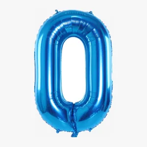 Dettaglio palloncino numero 0 blu in alluminio con asole per appendere decorazioni