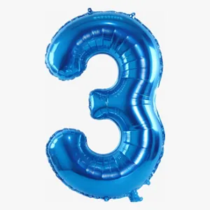 Dettaglio del palloncino in alluminio blu a forma di numero 3 per decorazione compleanno