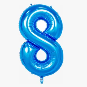 Dettaglio del palloncino numero 8 blu metallizzato in foil per decorazioni di compleanno