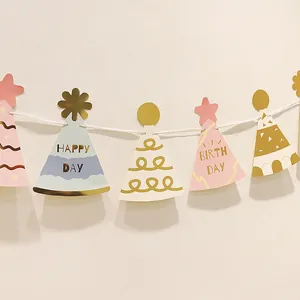 Guirlande de fête en papier avec mini chapeaux et inscription Happy Birthday dorée