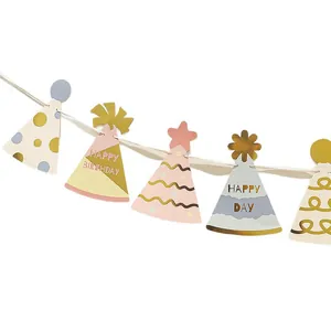 Guirlande d'anniversaire colorée en tons pastel avec chapeaux de fête et détails dorés