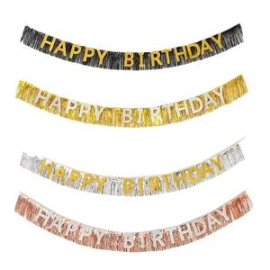Détail de quatre bannières d'anniversaire métalliques en or, argent et or rose brillant