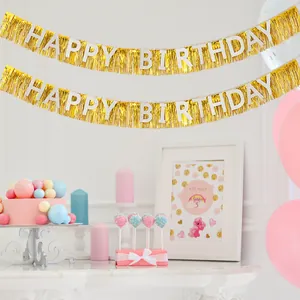 Détail de la bannière Happy Birthday à franges dorées avec lettres blanches pour la fête