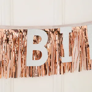 Gros plan sur les franges en or rose avec lettres pailletées argentées B et I pour fête