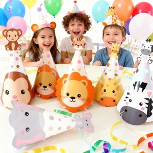Bambini che indossano cappelli di carta con animali della giungla alla festa di compleanno