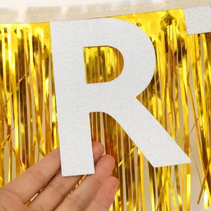 Détail de la lettre R argentée pailletée avec rideau de pluie doré pour fête