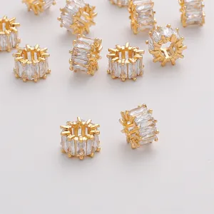 Makroaufnahme von 18K vergoldetem Messinganhänger mit Baguette-Zirkonia für DIY-Schmuck