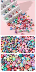 Gros plan sur des perles Millefiori en pâte polymère aux motifs floraux pour bijoux DIY